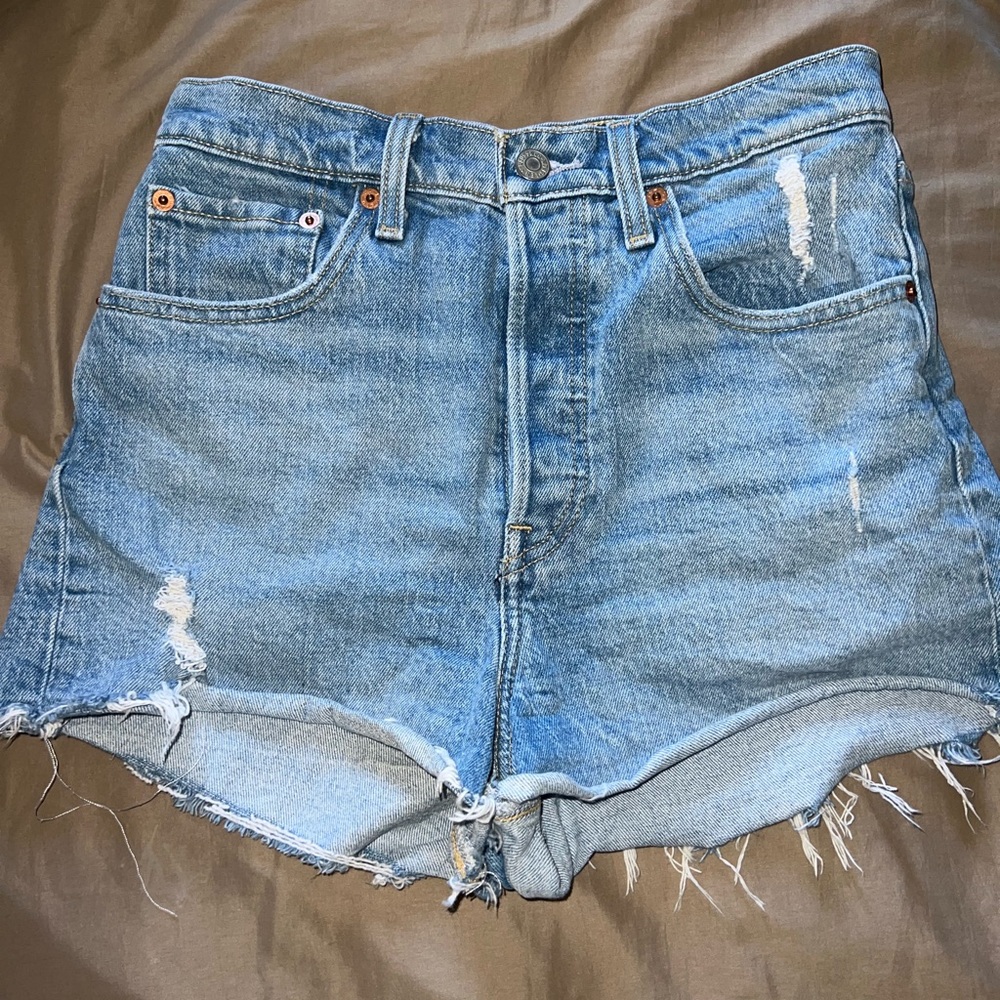 Levis ribcage shorts